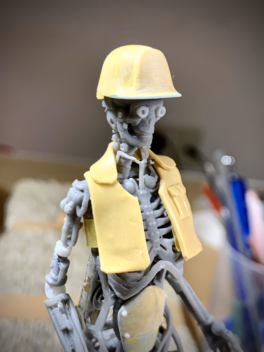 ピロセピロシ Twitterissa Masaki氏 レジンキット 過去の遺跡のアンドロイド スケルトンバージョン ヘルメット被せてチョッキ的な物着せて誘導棒持たせて 建設現場のトンチキロボになりました 腕は関節いじって表情つけとります