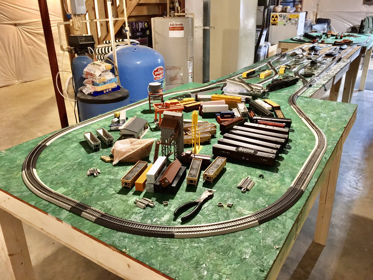 WhitePaw80's tweet image. *wag* !!!!! I did have enough track to expand my loop all the way to the end. Along with two large side track sections. :D 

#TrainStuff #OtterThoughts