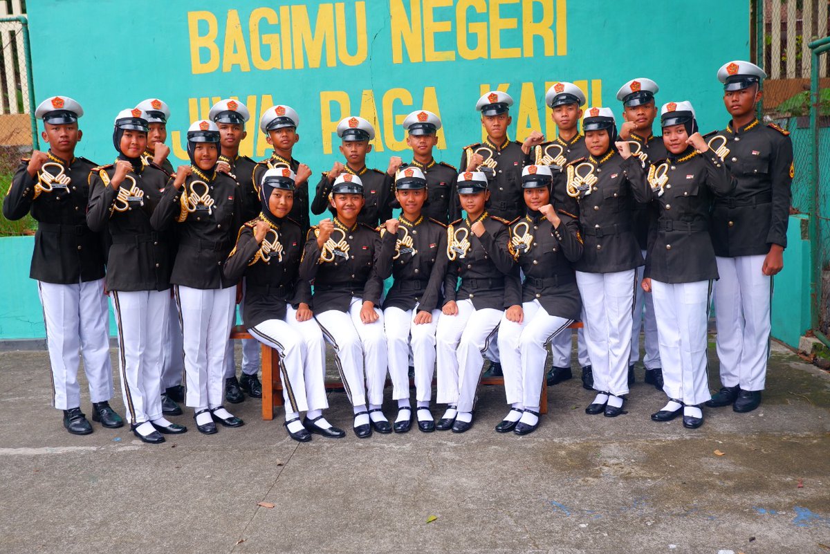 TONPARA_Smansa's tweet photo. Derap langkah yang pasti. Semangat yang tak pernah berhenti. Mari kita satukan tujuan tuk capai cakrawala tertinggi.
Semangat PASKIBRA TONPARA, doa kami menyertai usahamu 🔥
#ramaka13open #paskibra https://t.co/c0WW8pc9Zv