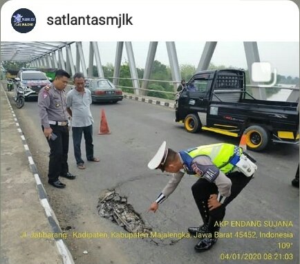 infoMJLK's tweet photo. #LalinMJLK | Jembatan Monjot Kertajati mengalami kerusakan, @satlantas_mjlk dan Dishub Kab. Majalengka melakukan pengalihan arus kendaraan https://t.co/iGjlazig4i