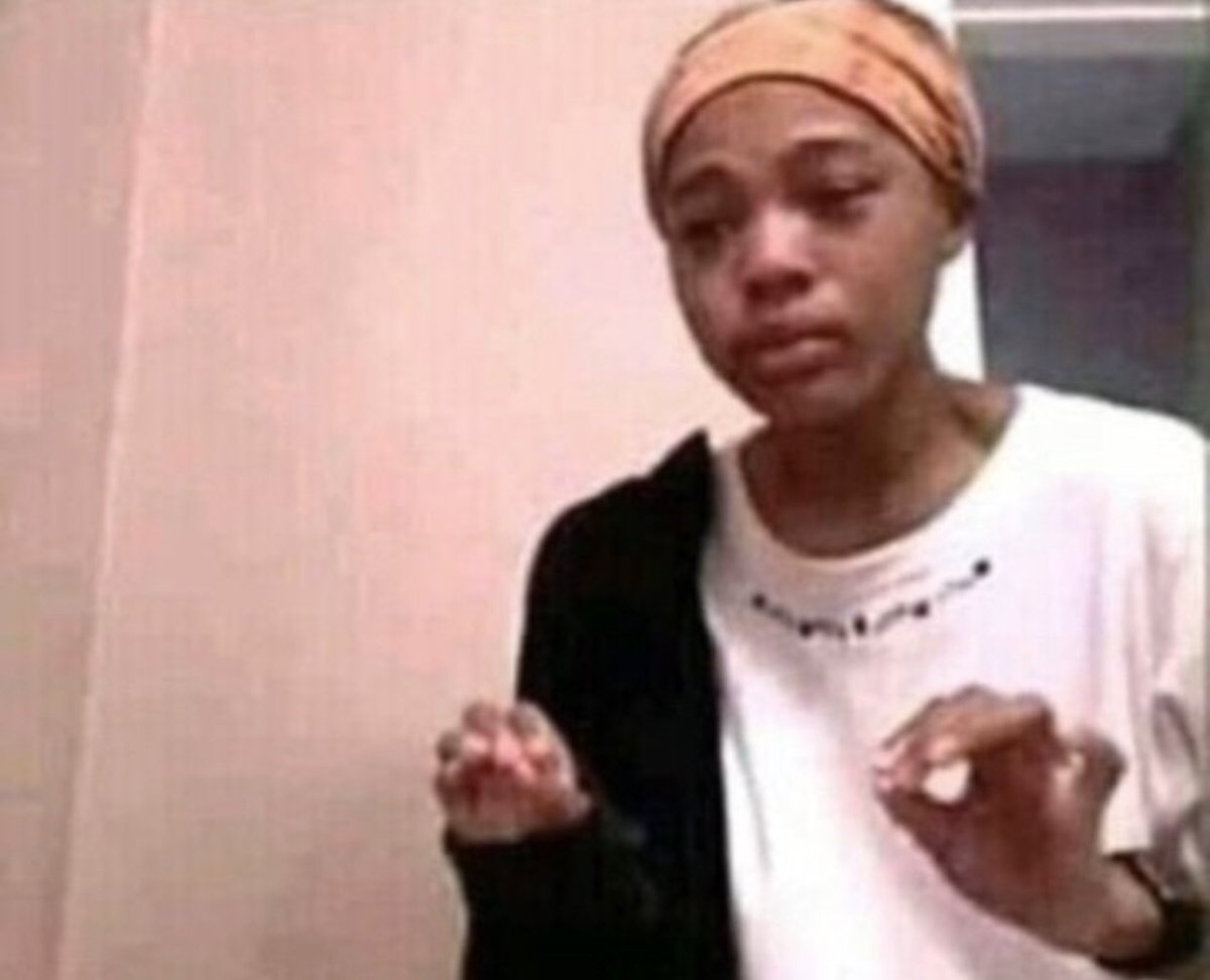 AmargaLeitura's tweet photo. eu explicando para os escritores que eles não podem matar meus personagens favoritos// eles https://t.co/67vHaoEuUQ