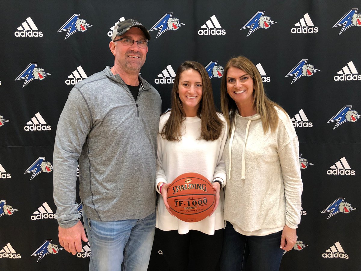 SydneeRichetto's tweet photo. Excited to receive an offer from University of North Carolina Asheville today! Thank you @CoachMockUNCA and the @UNCAvlWBB coaching staff for a great visit today and this great opportunity! https://t.co/szsSqz3FQw