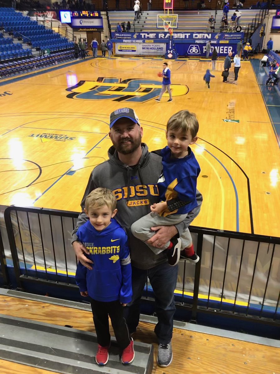 Buckentinseed's tweet photo. Fun trip with the boys #jackswin @GoJacksMBB notice the background @PioneerSeeds https://t.co/UXTH1lOOab