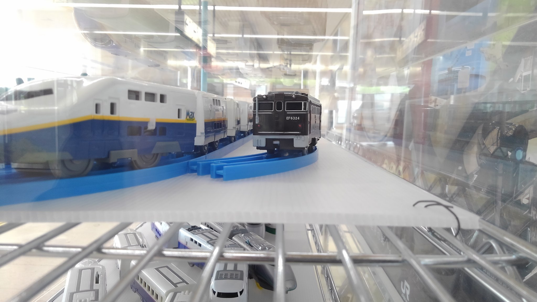 わしみや 熊谷駅は新幹線ホームのくまくまミュージアムってところにやたらレアなプラレール が展示されてるブースに駅員が作成した車両のパンフレットがあるからオススメ プラレールの展示車両の詳細イラストと 高崎線を走行する車両のイラストの両面刷り