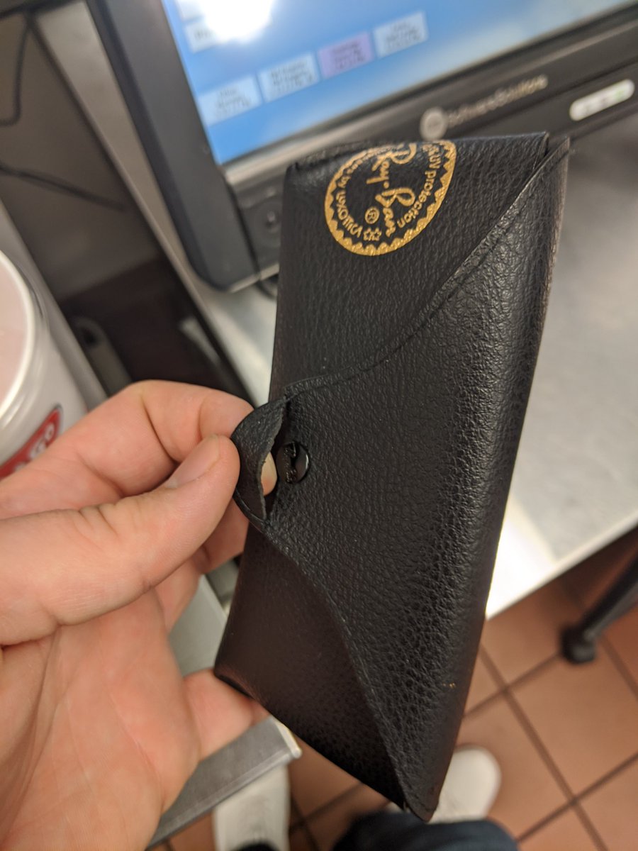 duhitsethan's tweet photo. Yoooo @ray_ban why have my last two cases done this?! 😩😭 I've only had them for 6 months. https://t.co/2AGr9EJYlp