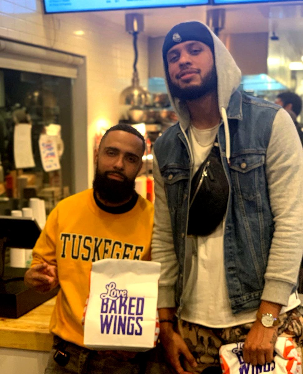 LoveBakedWings's tweet photo. Late night food run, bag secured ✊ #lovebakedwings⁠
⁠
PC: @wedatfoodtruck_ ⁠
⁠ https://t.co/qBa91Moepp
