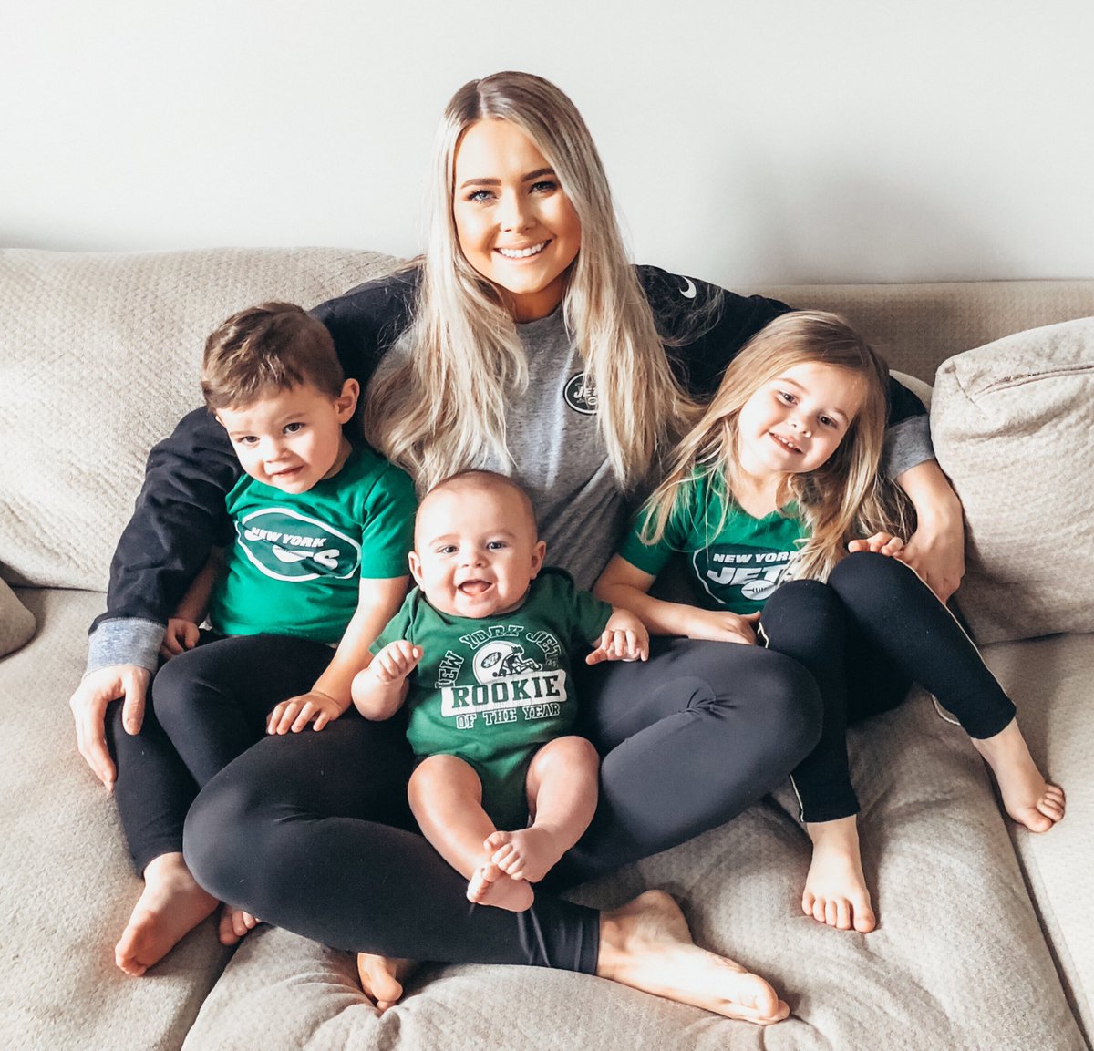 And the season is over 🙌🏻 bittersweet, but so nice to have daddy home 💚🏈<a href="/nyjets/">New York Jets</a>