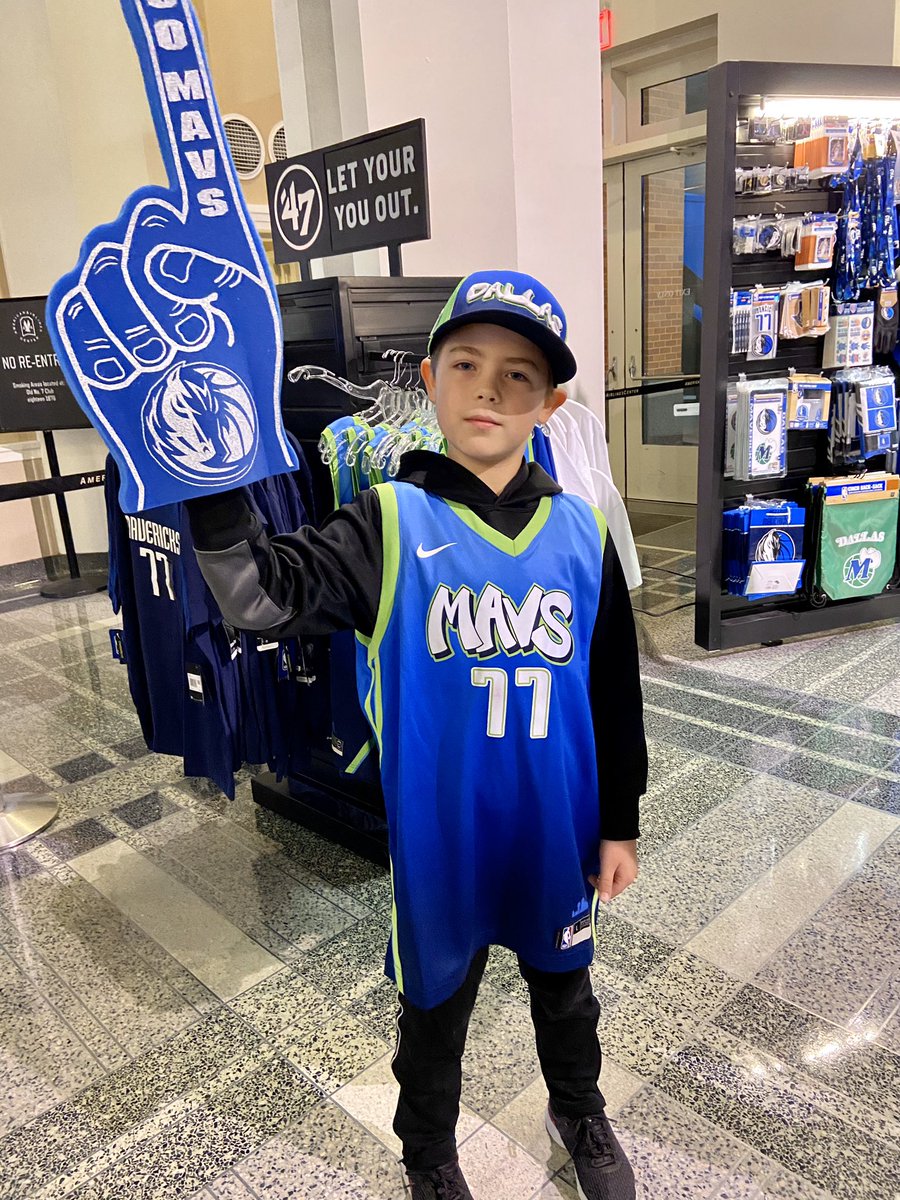mrsbbarksdale's tweet photo. Little Dudes 1st @dallasmavs game! 🏀 #AACenter https://t.co/vYSf3Ap261