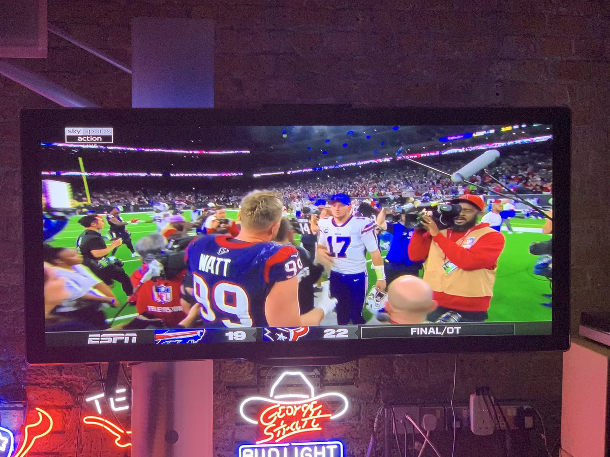 SteveDalchow's tweet photo. 1.15am here in London, no chance of sleeping, absolutely buzzing #WeAreTexans Get in 👊🏻🇬🇧🏈🇺🇸 https://t.co/xSoS5qBr7M