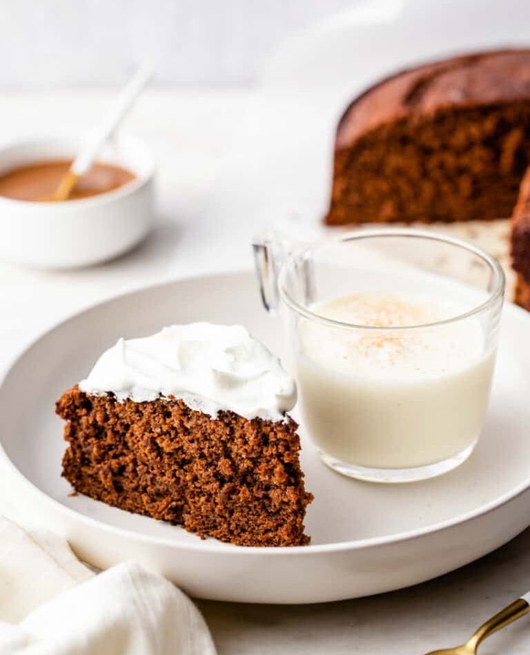 BobsRedMill's tweet image. ❄️ It's cold outside and we're still craving some gingerbread moments.  😊 This everyday cake is scented with warm spiced and crystallized ginger - the perfect match for a steaming mug of coffee or tea! 

Full Recipe from @bakingaddiction: soo.nr/NZEp
