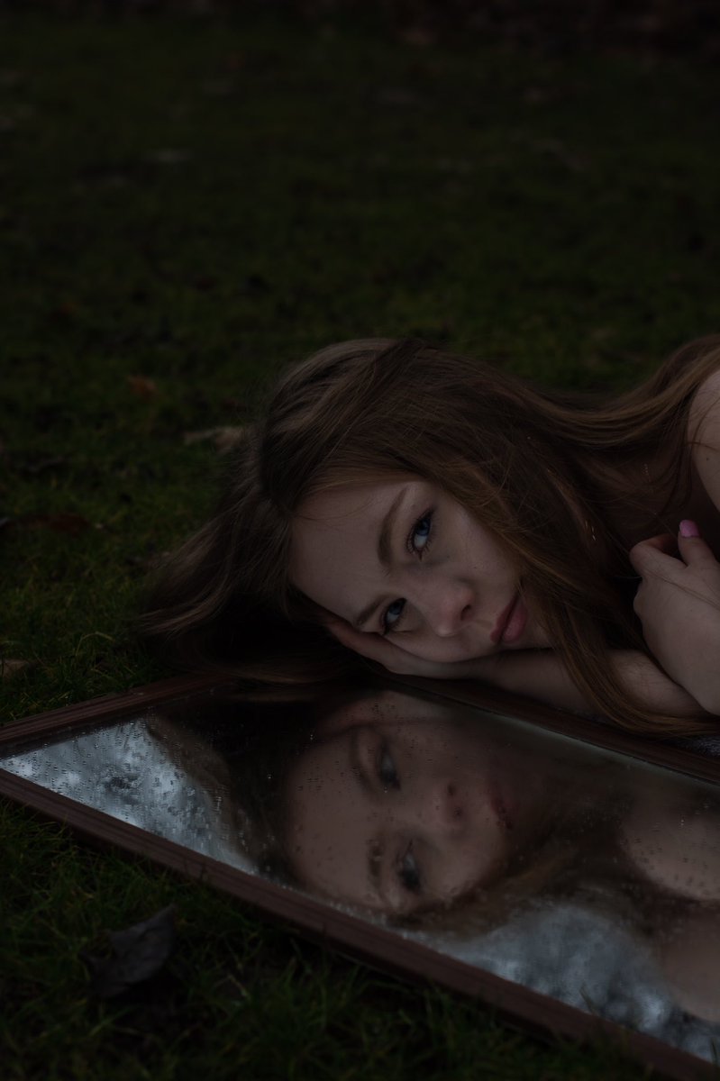 •r e f l e c t i o n •
#portraitphotography <a href="/v_nillacupcake/">jazzberry🍓</a>