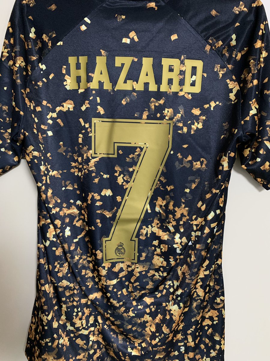 football_smile_'s tweet photo. \フォロー&amp;RTキャンペーン第4弾/

レアルユニフォーム 🇪🇸
4thモデルをご紹介します！
すんごく煌びやかです😳✨

⚽️クラブW杯パッチ&amp;アザール選手のネーム入り⚽️

応募条件:フォロー&amp;RTとレアルの今季リーガでの最終順位予想をリプすれば完了！
〆切:1月8日(水)12時まで

当選者にはDMにてご連絡🎁 https://t.co/MayNpuMOW4