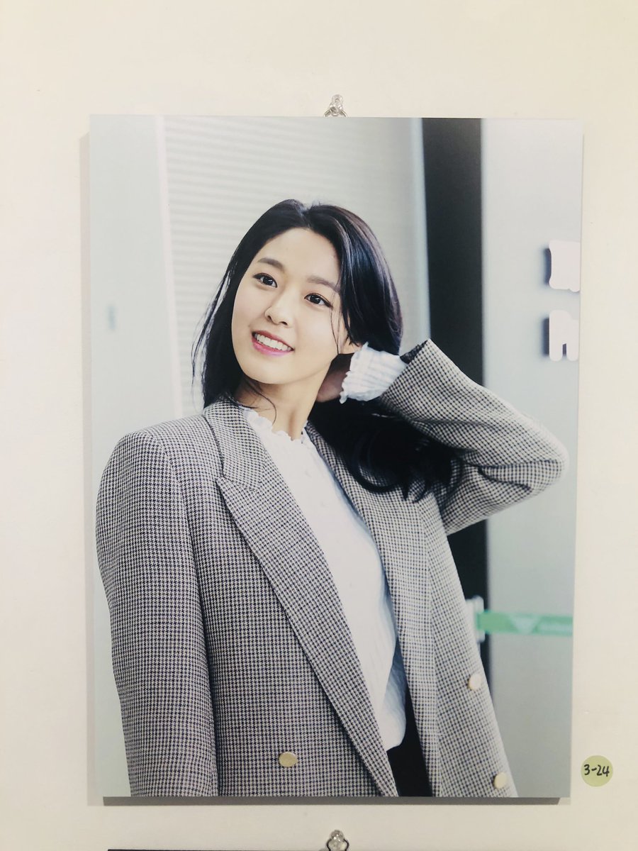 chamch1mayo's tweet photo. 예쁜 설현이 잘보고가요
역시 최강95라인 미모빛난다🔥🔥🔥
설현나영 친목존버단 모집중 (1/nn)

나영이 추워보여서 옷입혀줌 🥺🥺
#for_your_twentysix #스물여섯_설현이에게 @kshtwentysix https://t.co/Zjq2QAzu20