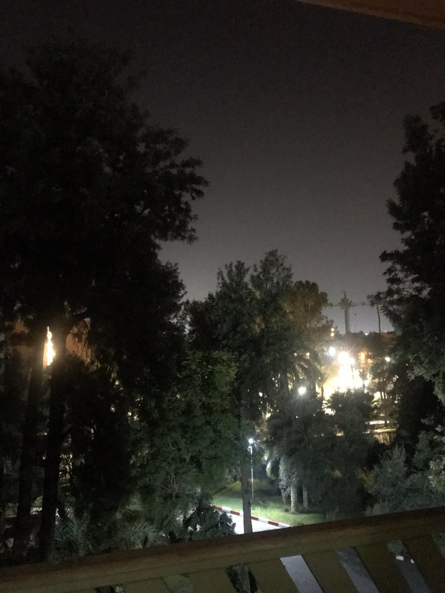 thingelingela's tweet photo. Vi kör morgonmotionspromenad i parken, sa vi.
Det blir en härlig start på dagen, sa vi.

När går solen upp i Marrakech egentligen?? 😳

#walkinthenight #waitingforthelight https://t.co/dNluyDieVu