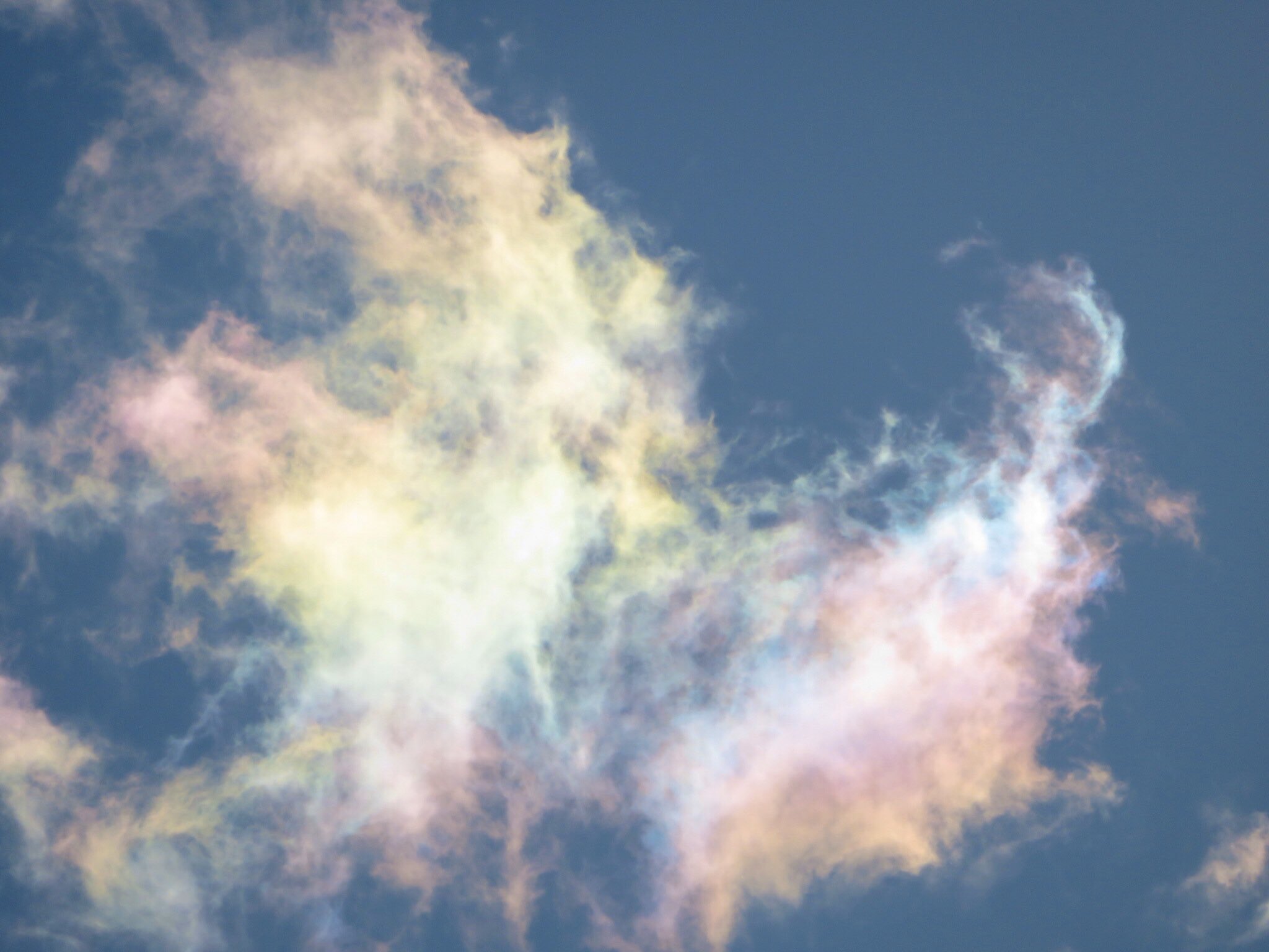 積雲のふちが 虹色の彩雲になっている画像がキレイ 話題の画像プラス