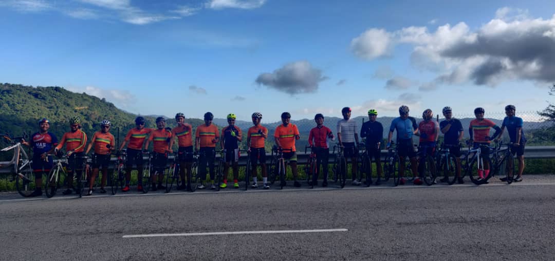 aizatmokhtar's tweet photo. First ride of the decade with OP Cyclists. Bangi - Lenggeng - Bangi. Kasut baru azam baru. Need to train harder to cycle better, faster and longer.
Terpaksa buat detour extra 10km sebab sesat kena tinggal dengan group peloton ๐
.
#OPcyclist
#bonk
#climbing
#keeponpeddling https://t.co/M1yI666wJZ