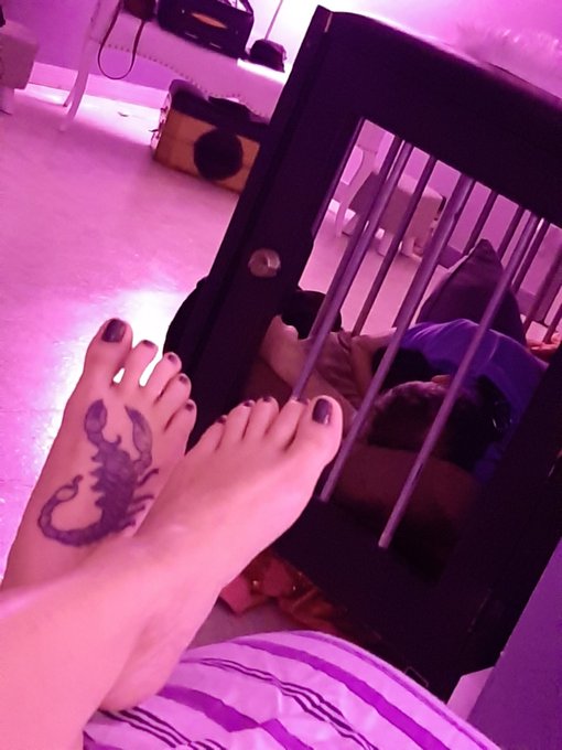 After a 5 hr drive and a full evening of domestic servitude locked in chastity I teased him w/ my porn<a href="/tag/momcomesfirst"class="tags"><span>#momcomesfirst</span></a>