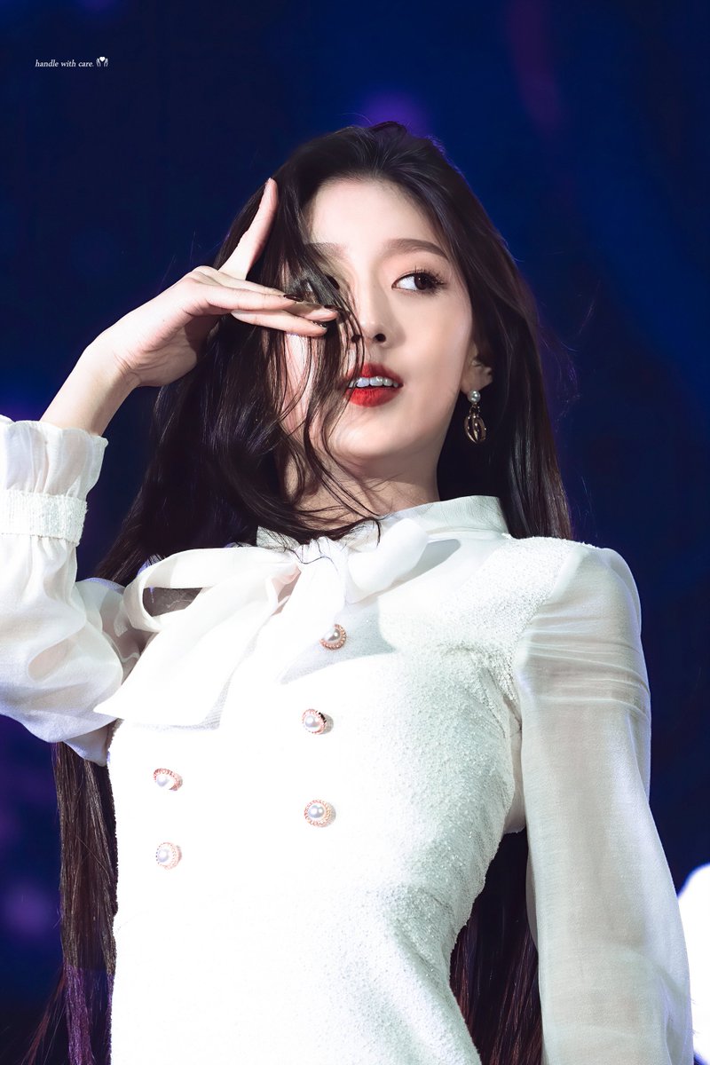 FragileLVLZ's tweet photo. 200104 G마켓 스마일클럽 콘서트

#Lovelyz #Yein #러블리즈 #정예인 #예인 https://t.co/vzHW4FBHQp