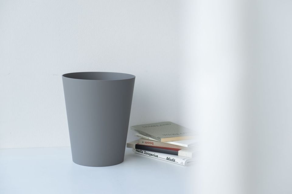 松尾 翼 Matsuo Tsubasa 50年以上 成型合板の技術で木工製品をつくり続けている静岡県のメーカー Saito Wood サイトーウッド のゴミ箱が可愛い もともとナチュラルカラーとブラックのみの取り扱いだったけどこういうミニマルなグレーカラーは新鮮で