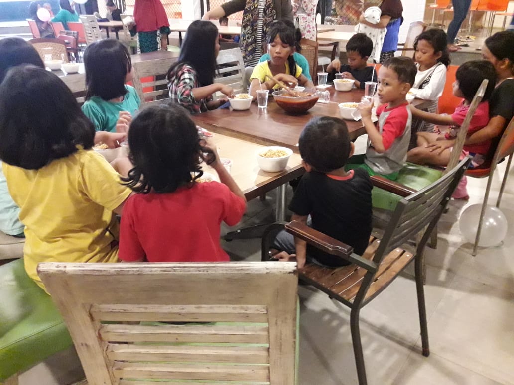 himatalabinawan's tweet photo. Makan bersama di dapur umum Universitas Binawan https://t.co/e9WezoQl2M