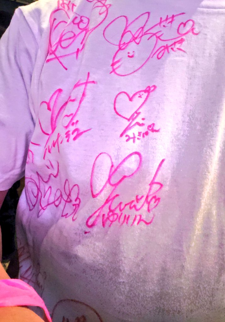 mai_k_l_ll's tweet photo. らぶどる 全員サインTシャツなんて❗👚何気に初めてGETした💕 #AJDD で良かった❤️( 〃▽〃) https://t.co/HtXfbwZ558