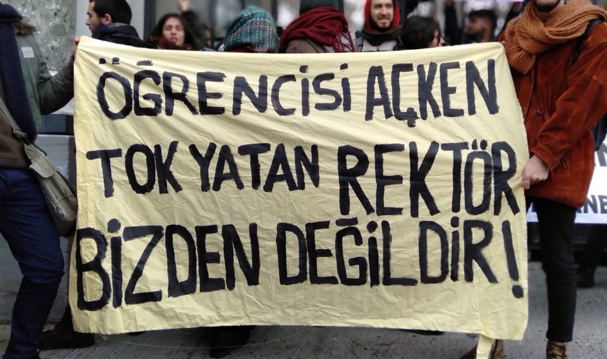 KingcArsi's tweet photo. İstanbul Üniversitesi öğrencileri günlerdir yemekhane haklarını savunurken, aynı zamanda okul öğrencileri intihar ediyor! 

#SibelÜnli https://t.co/QgmjKJoqw0