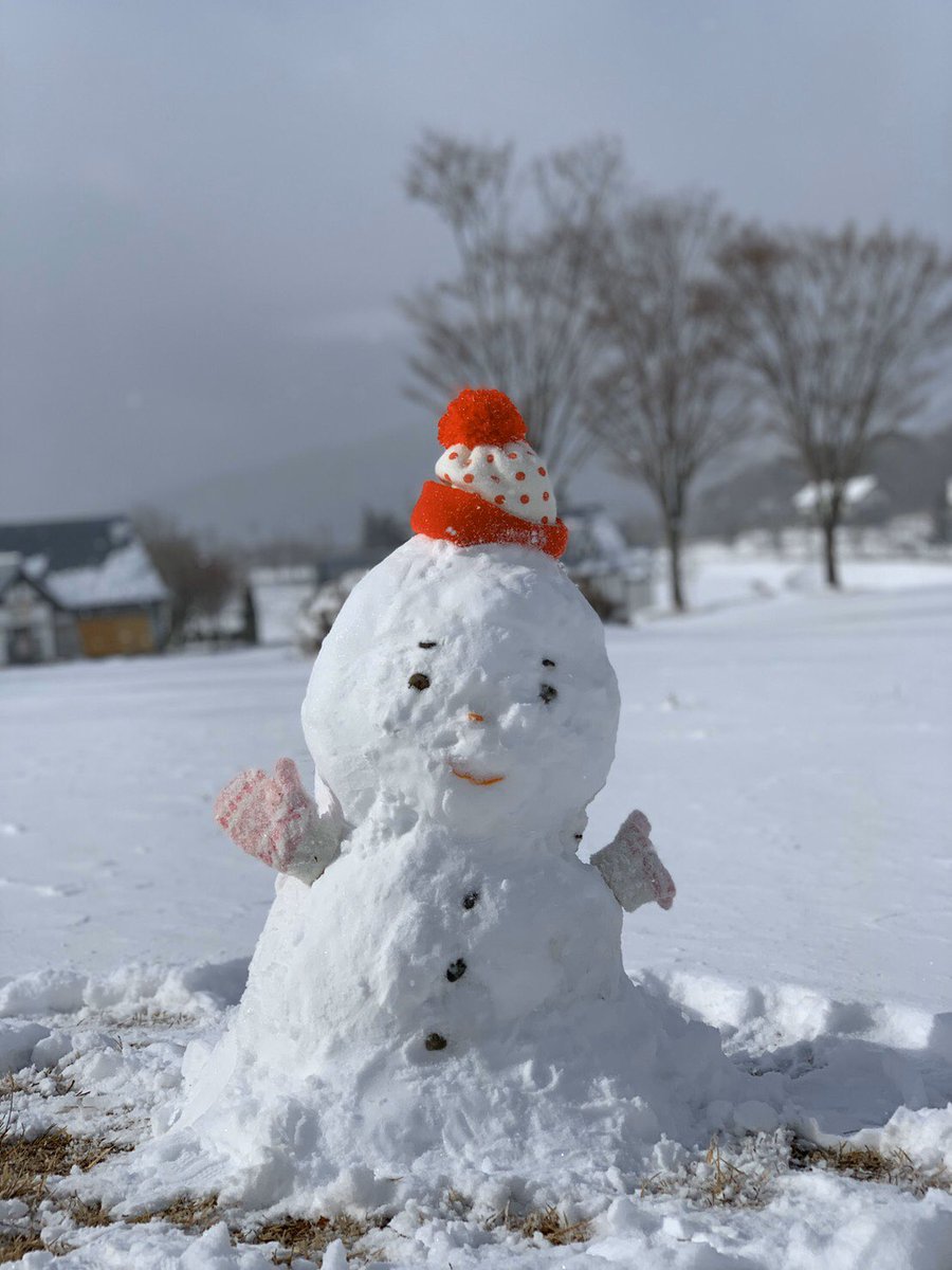 ひるがの高原 牧歌の里 公式 かわいい女の子雪だるまが 出来ました 本日雪が積もったのでご来園の方も自由に作ってくださいね 芝生広場も真っ白でお待ちしてます 牧歌の里 雪遊びデビュー