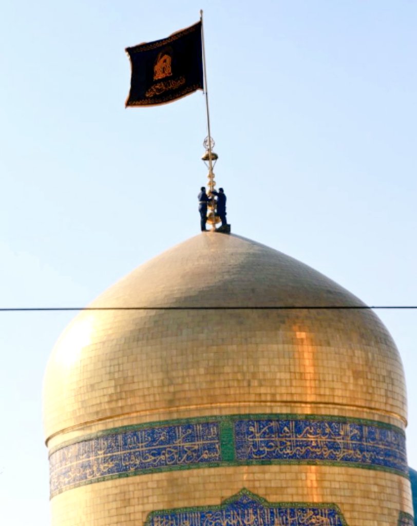 мечеть джамкаран красный флаг. джамкаран. фото красный флаг над куполом мечети джамкаран. иран 2022. мечеть джамкаран красный флаг.