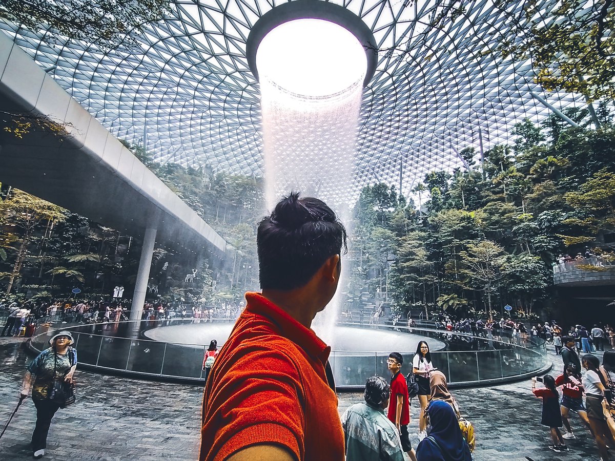 thesharkox's tweet photo. Jika kau tiba-tiba rasa nak melawat SG, baik kau masukkan Jewel Changi Airport dlm iti kau.
Tarikan utama di sini ialah The Rain Vortex, air terjun indoor paling tinggi di dunia. Ini memang wow gila.Insta-worthy woo.
#therainvortex #jewelchangiairport https://t.co/0wBX4JUA6I
