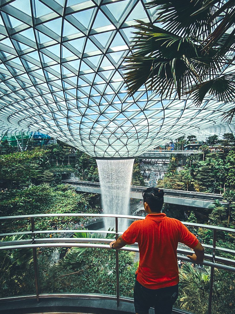 thesharkox's tweet photo. Jika kau tiba-tiba rasa nak melawat SG, baik kau masukkan Jewel Changi Airport dlm iti kau.
Tarikan utama di sini ialah The Rain Vortex, air terjun indoor paling tinggi di dunia. Ini memang wow gila.Insta-worthy woo.
#therainvortex #jewelchangiairport https://t.co/0wBX4JUA6I