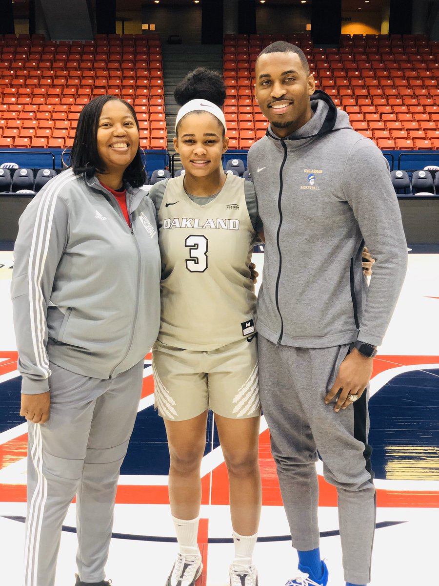 SchlarmanHoops's tweet photo. Coach @ItAgain_Tana ~ @SGouard ~ Coach @JuiceSoHeavy Topper reunion! #topperfam 💛💙 #UIC #Oakland https://t.co/4J6j8LL1Fh