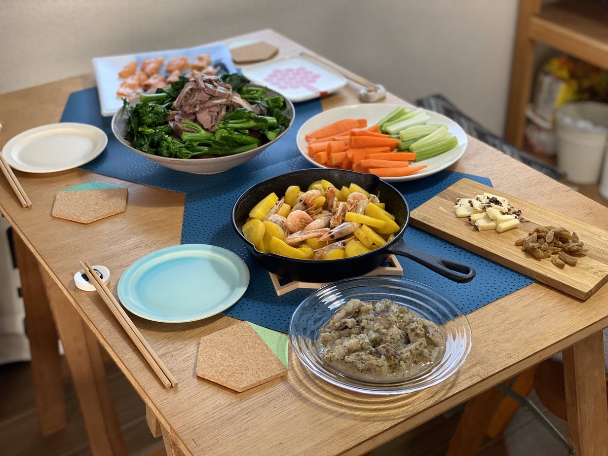 hokuouzakka's tweet photo. by mayのポリゴンプレイスマットでパーティーテーブルのセッティング🍽ブルーのマットでお料理がとても良く映える、明るい食卓になりました😋
#北欧雑貨 #北欧雑貨好き #北欧デザイン #bymay #バイメイ #ポリゴンプレイスマット https://t.co/IpInrhwMtd