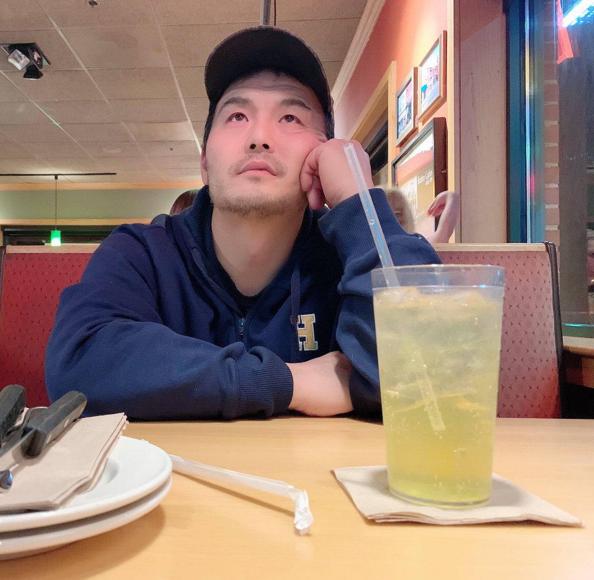 bonbonsandbooks's tweet image. #DateNight at #Applebee my hubby  was watching the game football 🏈 yuck!❤️ 💗@Applebees 
.
.
#Applebees #Datenightfun #Saturyay #koreanhubby #myhubby #lovehim #lovelives #funtimes😎 #weekendvibes 💕 #foodie #foodporn #yesplease #yumyum