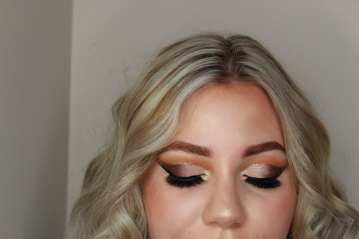 lindsaymaemua's tweet photo. Bronze & Bougie ✨
Smoky bronze glitter cut crease
#knoxvillemakeupartist #morphebabe #blendtherules #makeupdesignory #anastasiabeverlyhills #softglam https://t.co/WTklkQXi8L