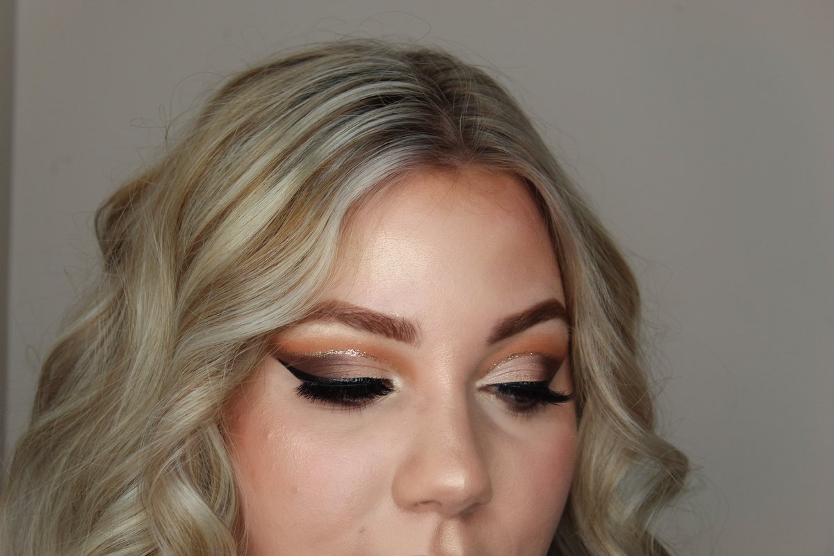 lindsaymaemua's tweet photo. Bronze & Bougie ✨
Smoky bronze glitter cut crease
#knoxvillemakeupartist #morphebabe #blendtherules #makeupdesignory #anastasiabeverlyhills #softglam https://t.co/WTklkQXi8L