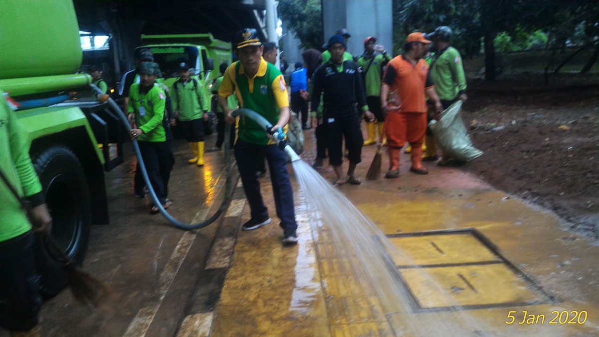 ronizen_234's tweet photo. @BeritaJakarta Giat Kerja Bakti massal paska banjir https://t.co/YP6DfY1DPd.Priok Kalaborasi semua satgas terkait,kegiatan berjalan terkendali dan lancar#maju Kotanya Bahagia warganya.goodbener ARB https://t.co/BCqFPuMrnn