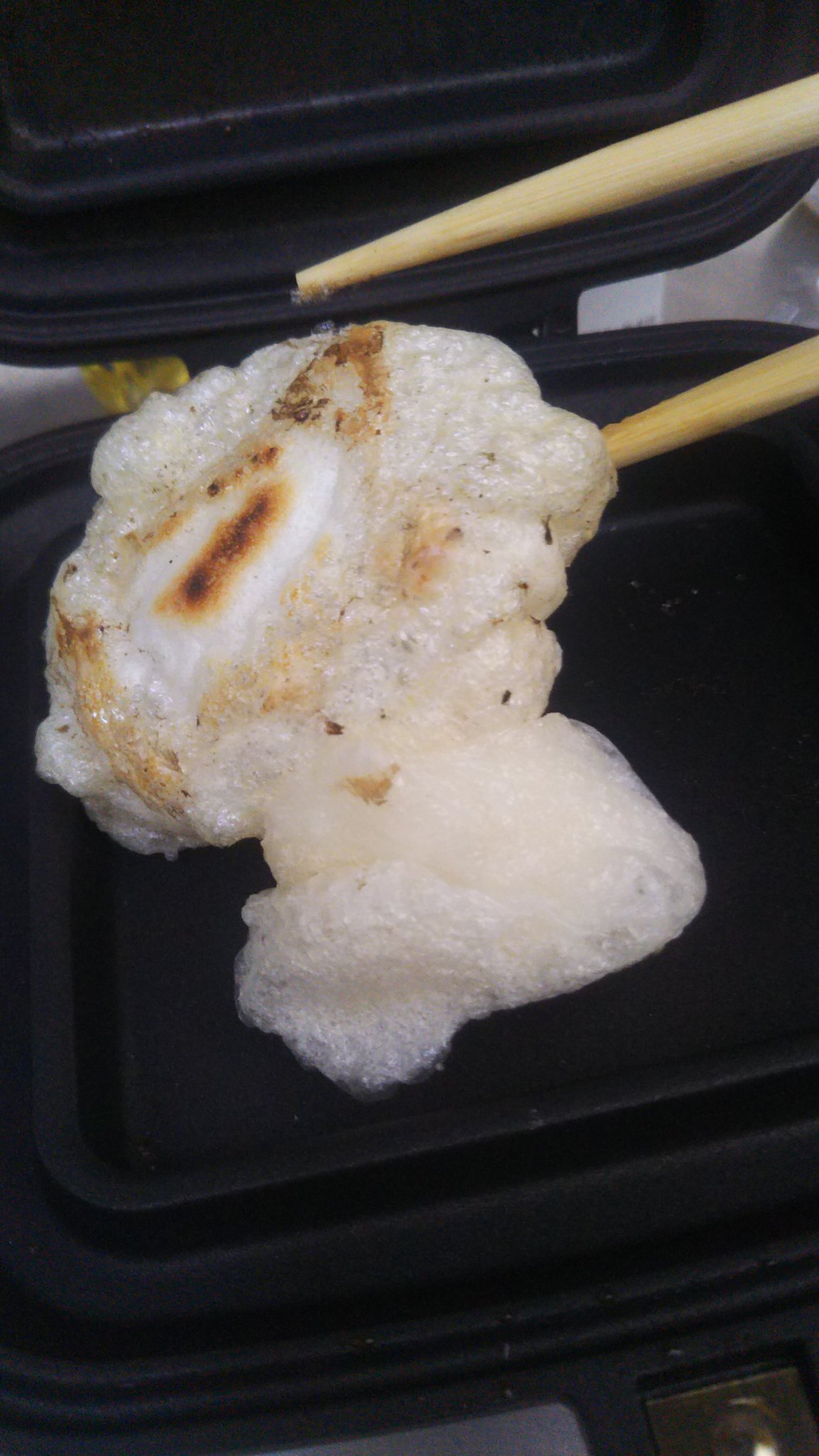 キトサン ホットサンドメーカーで焼く餅がうますぎて実家から貰ってきたのし餅全部食べた 餅余らせてる人はホットサンドメーカー買うべき T Co Hexg4jky2m Twitter