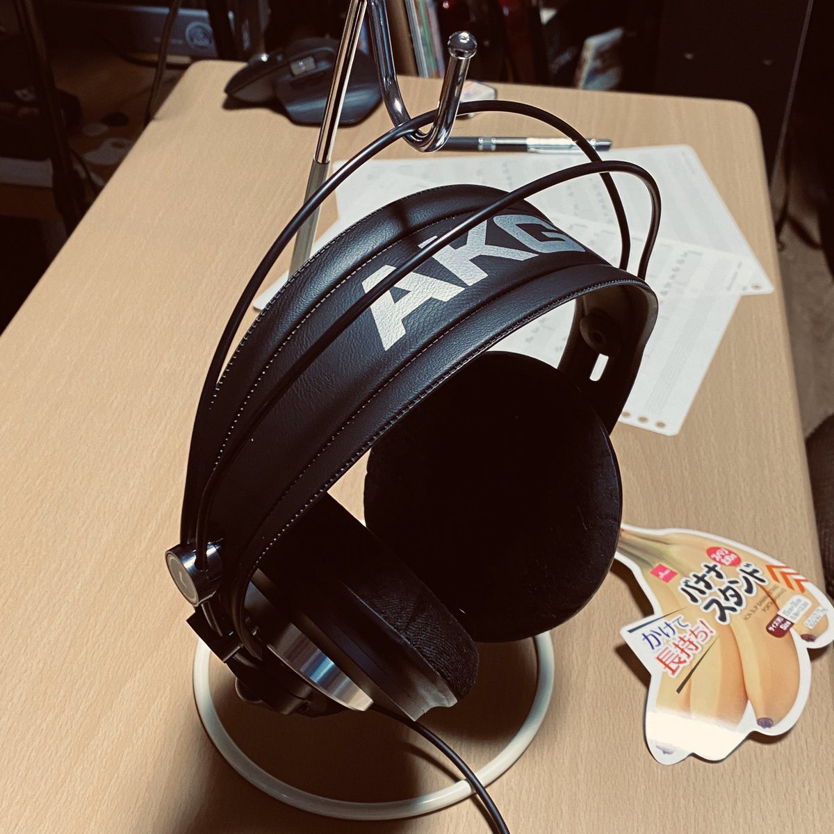 ニコ根岸 در توییتر 以前愛用してたヘッドホンが友達のところへ行ったまま帰ってこないのと耳に優しいヘッドホンが欲しくてakgの開放型を買いました やはり密閉型と違って音圧が不必要にガツンと来ないので快適です 100均でバナナスタンドも買いました Akg ニコ根岸 در توییتر 以前愛用してたヘッドホンが友達のところへ行ったまま帰ってこないのと耳に優しいヘッドホンが欲しくてakgの開放型を買いました やはり密閉型と違って音圧が不必要にガツンと来ないので快適です 100均でバナナスタンドも買いました Akg