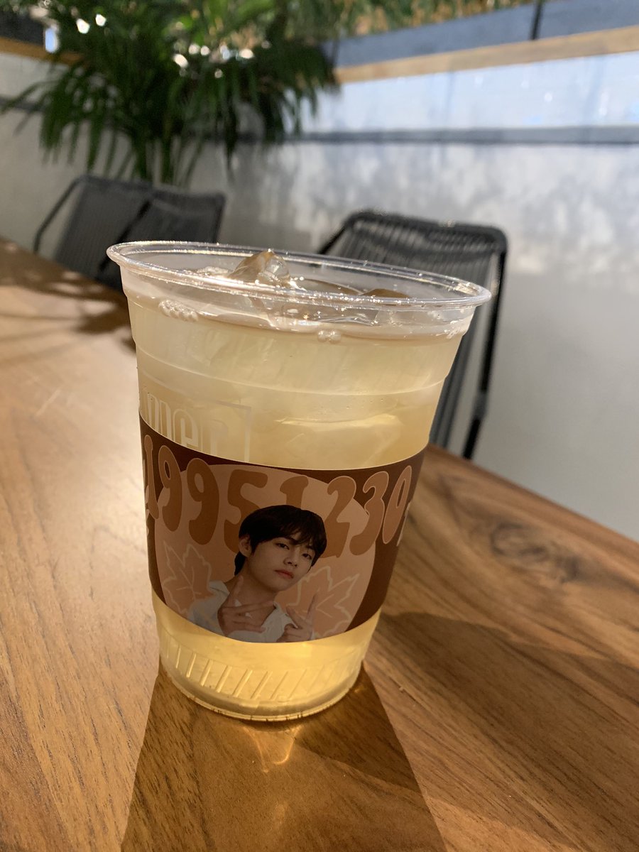 luvlymygs's tweet photo. Thank you so much to @motstae for such an amazing event to celebrate Tae Day! This was my first cup sleeve even and I really enjoyed it and can’t wait to attend more. Also, here’s my mini drink photoshoot.😄💜 #BeautifulStoryKTH https://t.co/w4IegH0yV7