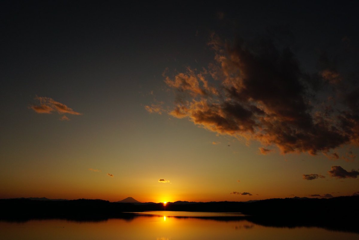 chisato_akg's tweet photo. 西東京で、手っ取り早く綺麗な夕日が見れるスポット　@狭山湖 https://t.co/Btl8QrSdwa