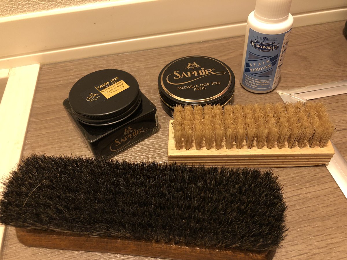 NadaYui's tweet photo. 靴磨きグッズ。スタメン
サフィールノワール　クレム1925
サフィールノワール　ビーズワックス
エムモゥブレィ　ステ��ンリムーバー
ブラシはそれぞれ1000円くらい
#サフィール　#サフィールノワール　#エムモゥブレィ　#靴磨き https://t.co/vGmj7YUb9g