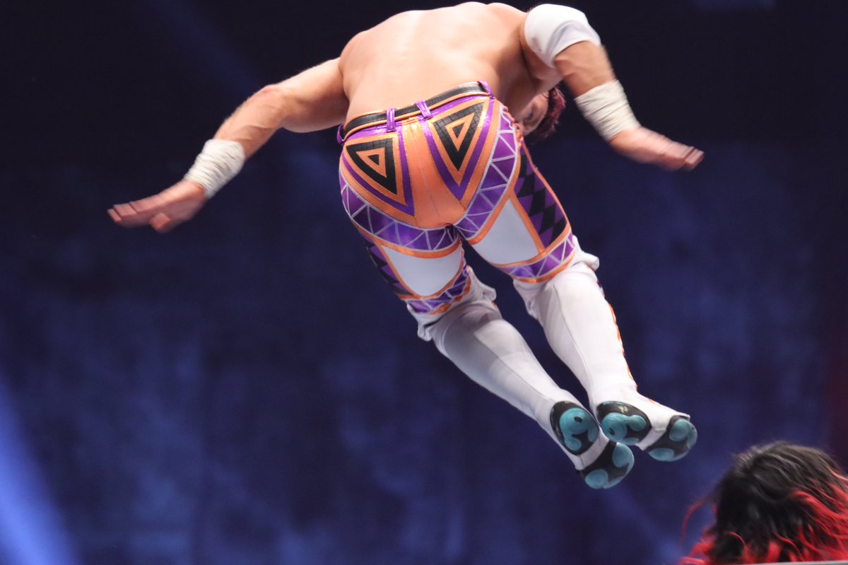 Saki On Twitter 2020 1 4 Wrestle Kingdom 14 第6試合 ウィル オスプレイ ヒドゥン ブレイド前 照明がうまく当たって右腕が発光しているように見えました Njpw Njwk14 Willospreay