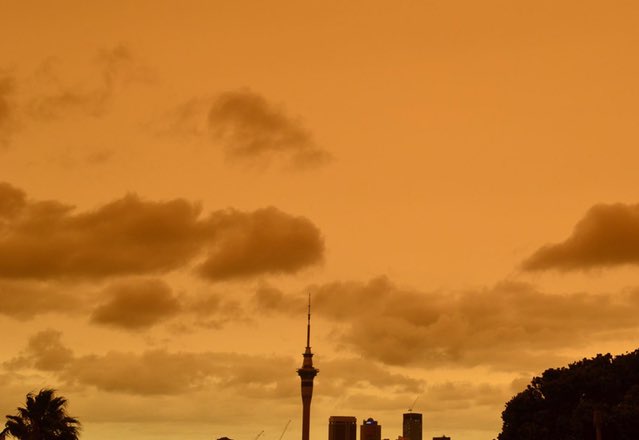 ShefaniAFRICA's tweet photo. Shocking and sobering. This is now - just after 4pm in Auckland NZ, 2000 km from Australia. ๐ข #SmellingSmoke https://t.co/4ZWxDzr9xv