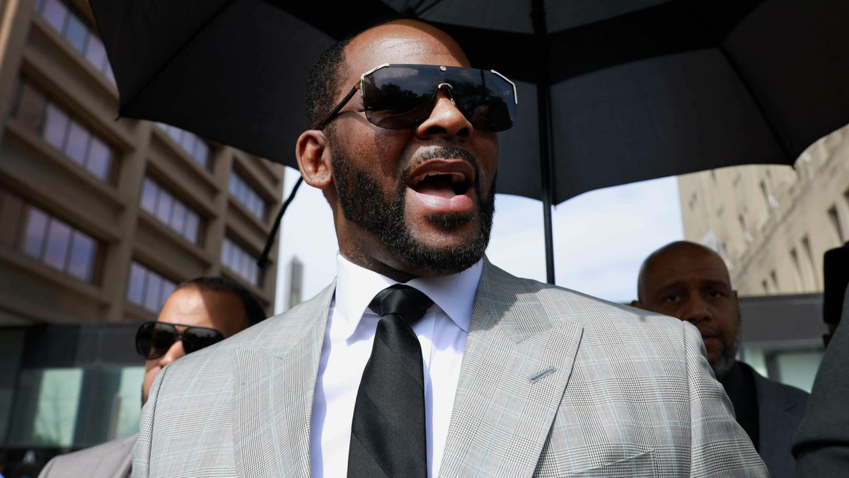 SimplyNewsApp's tweet photo. 'Surviving R. Kelly, Part II': Families, accusers fight to free women from singer's control https://t.co/nCK77VeKgW https://t.co/0fAvIflISe