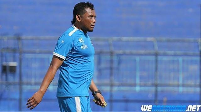 NewsArema's tweet photo. TAK MAU TERGESA DALAM BERBURU PEMAIN
#AsistenPelatihArema FC, #Kuncoro, angkat bicara soal proses perburuan pemain asing timnya jelang musim kompetisi 2020. Menurut pelatih berusia 46 tahun, #AremaFC tak mau terburu dalam mencari pemain, terutama legiun… https://t.co/5T0nGr9sp8 https://t.co/EAT0hUcORa