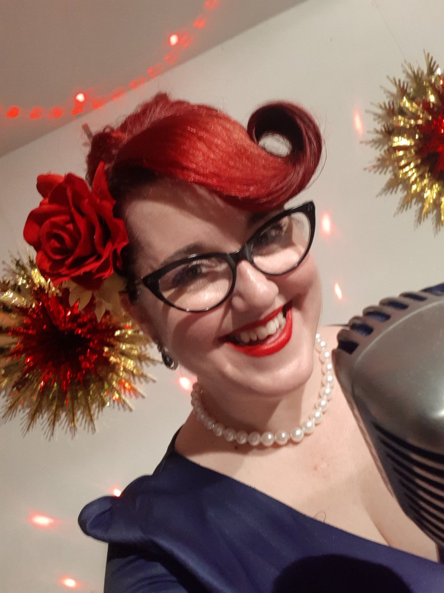 TheBetsyHarmony's tweet photo. Back to it this evening for a fabulous 80th birthday party in Warwickshire. Sang a bit of everything and came home with a few bottles of prosecco as a tip 🥂 Happy Betsy 😍

#partysinger #jazzsinger #birthdayparty #80thbirthday #prosecco #tip https://t.co/EkPFUpjeFM