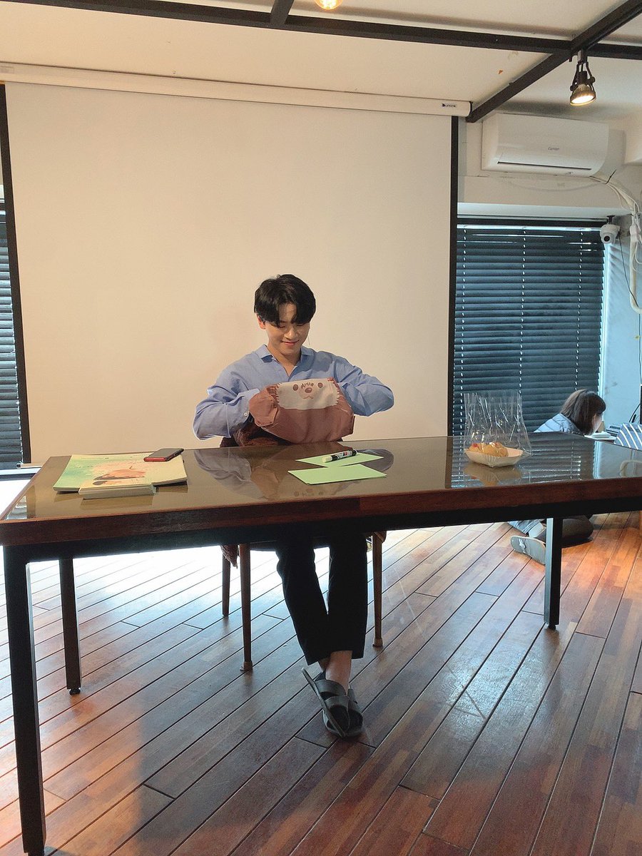 LeiShizuku's tweet photo. 200105 싸인회 

수환이와 준호 도착!! 

#최수환 #choisuhwan #suhwan #チェスファン #崔壽桓 @Swanta_TV

#문준호 #moonjunho #ムンジュンホ #文俊號 #ムンジュノ @Junhorooms https://t.co/coCJLCIshc