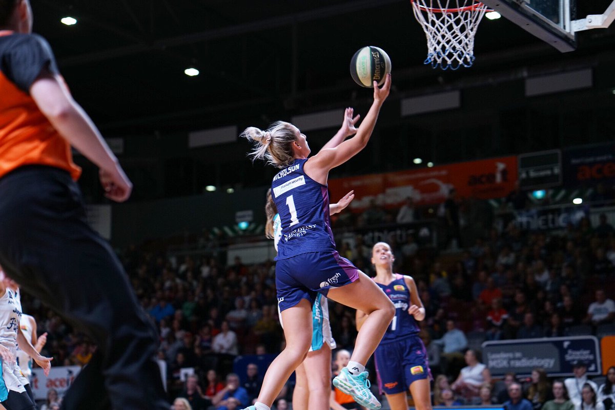 adellightning's tweet photo. 71-59 #AdelaideLightning lead with 5:13 left in the 3rd quarter!
.
#WNBL20 @WNBL #AdelaideBasketball #DefendTheSouth https://t.co/Zhb8irdaeX