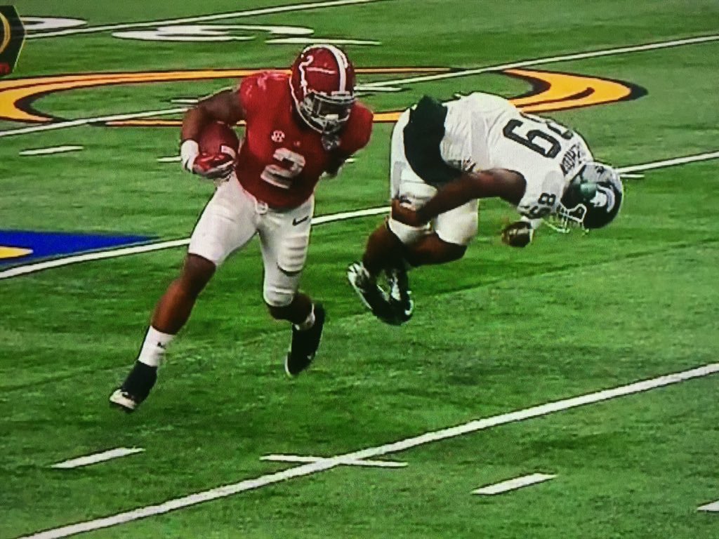 DanielTWare's tweet photo. this is objectively the best Derrick Henry picture https://t.co/iUPUq74eHq