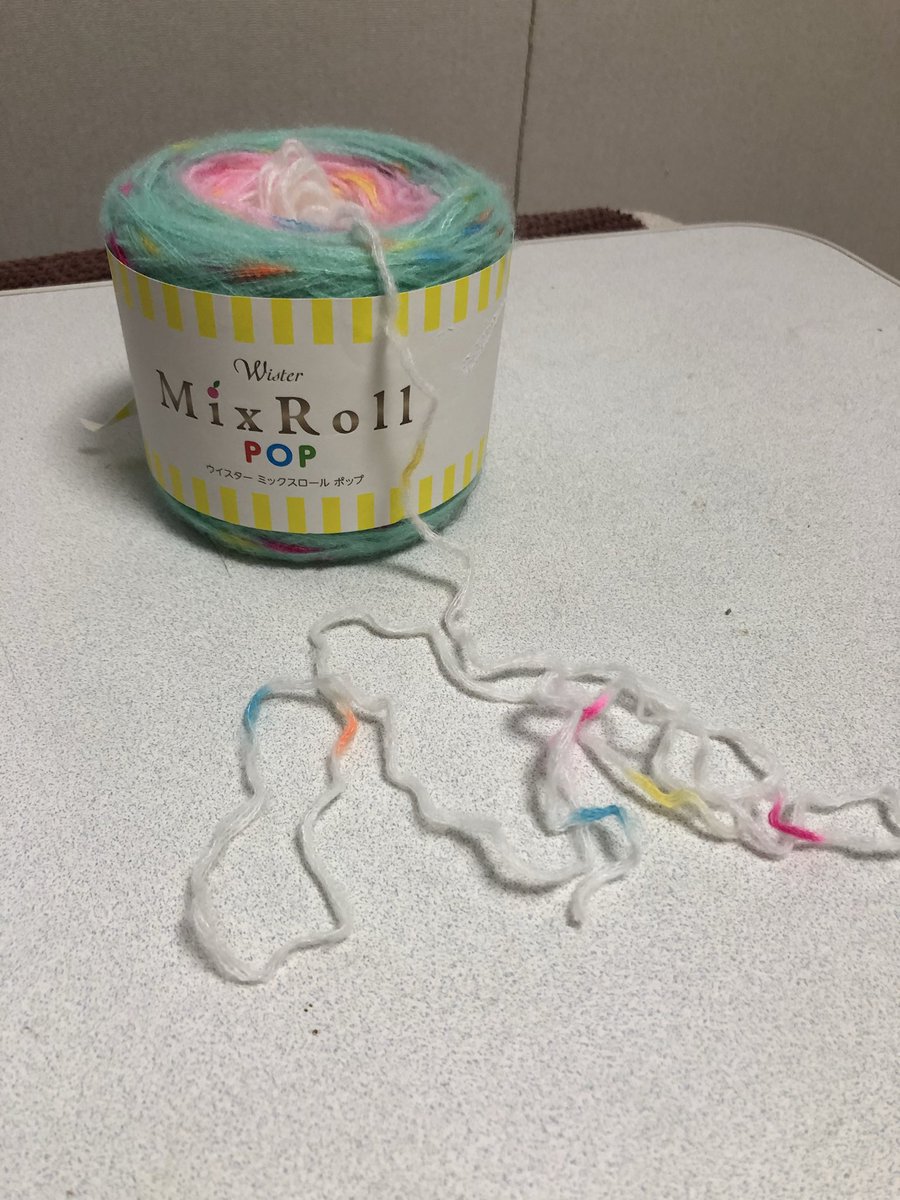 24sweetday's tweet photo. よし、
#三角ストール 編み始めます！

ドキドキで引き出したら飴ちゃんでてきた😍かわいい💕

いつも100均の毛糸なので、私には高級毛糸です\(//∇//)\ https://t.co/PMHWLBZjN4